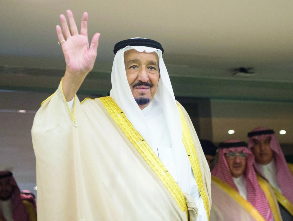 خادم الحرمين الشريفين مبادلا الجماهير التحية أمس (واس)