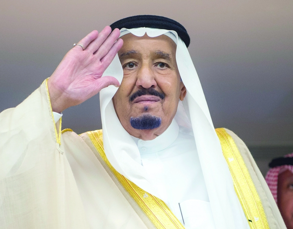 خادم الحرمين الشريفين مبادلا الجماهير التحية أمس (واس)