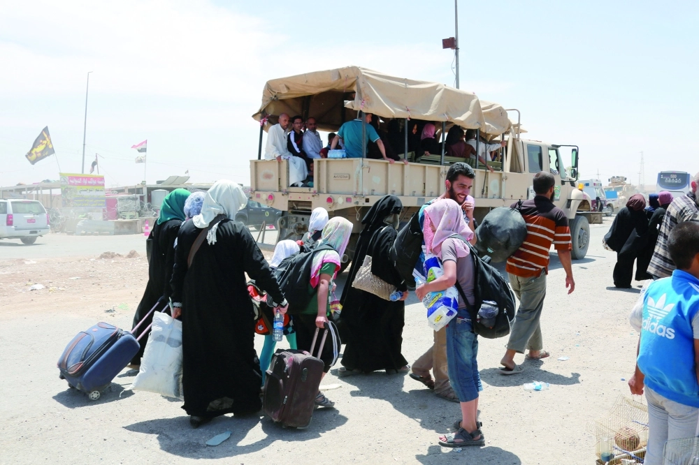 عراقيون يفرون من القتال غرب الموصل               (إ ب أ)