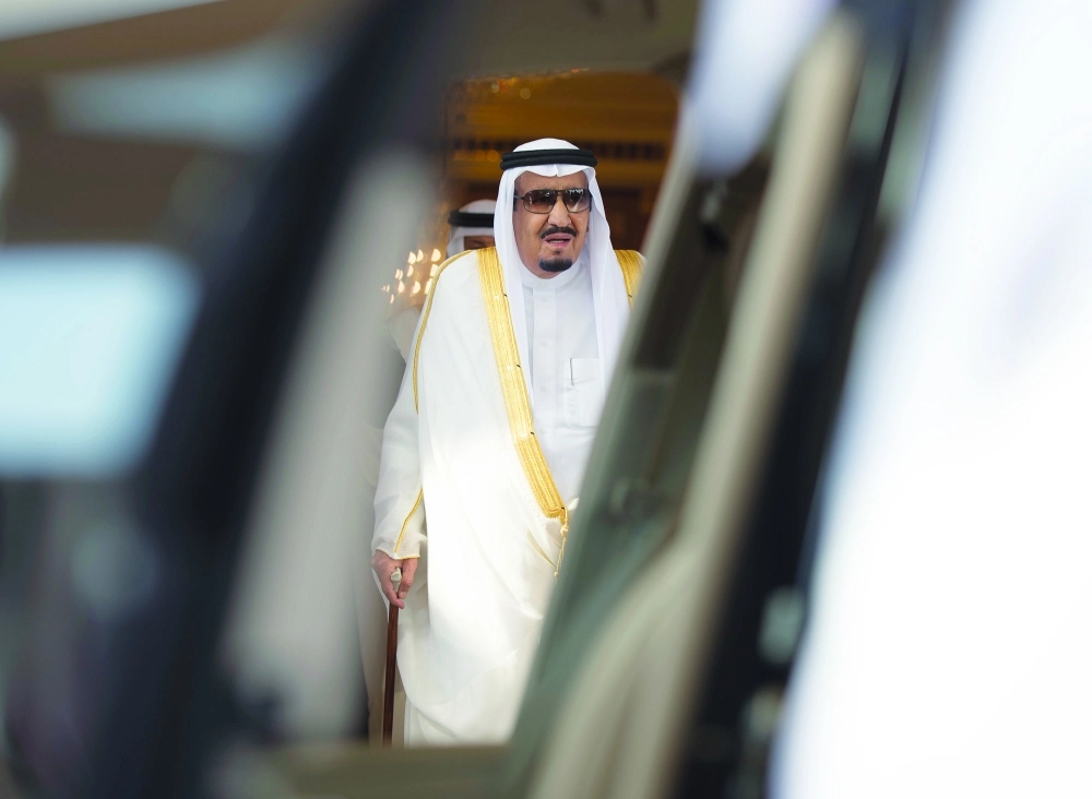 خادم الحرمين في صالة التشريفات بمطار قاعدة الملك سلمان الجوية