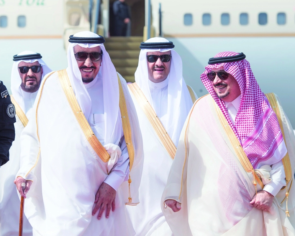 الملك سلمان لدى وصوله الرياض أمس (بندر الجلعود)