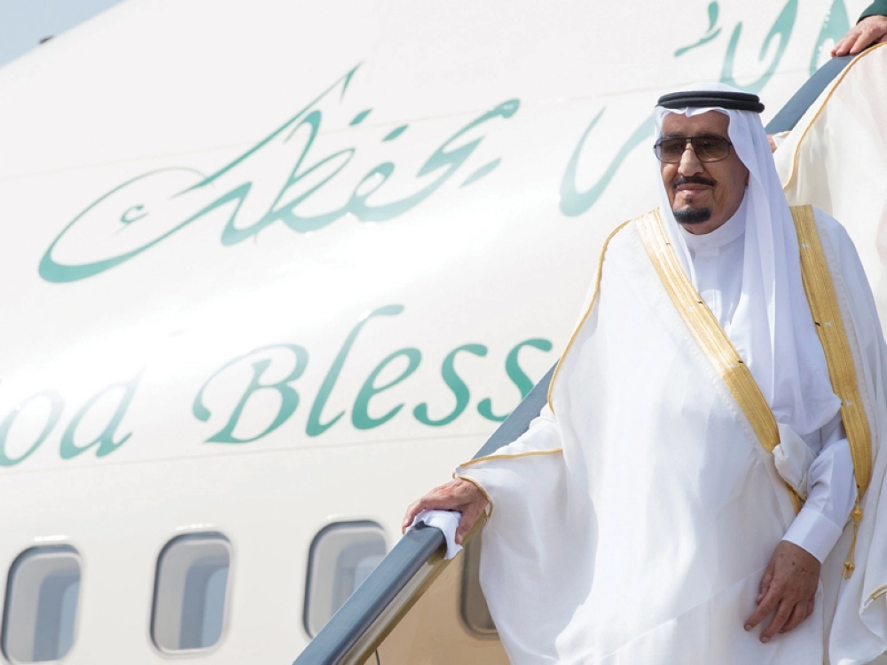 الملك سلمان على سلم الطائرة لدى وصوله الرياض أمس (بندر الجلعود)