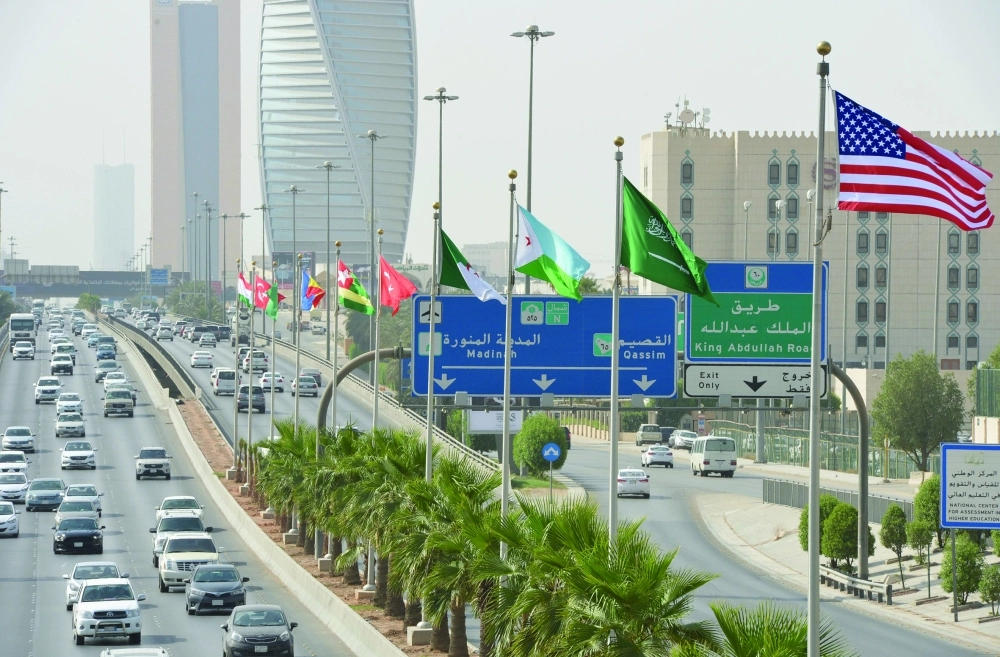 أعلام الدول المشاركة في القمة تزين شوارع الرياض                                                                                                                                 (واس)