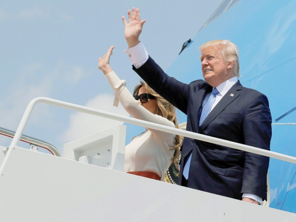 ترمب وزوجته ميلانيا لدى توجههما إلى الرياض (رويترز)
