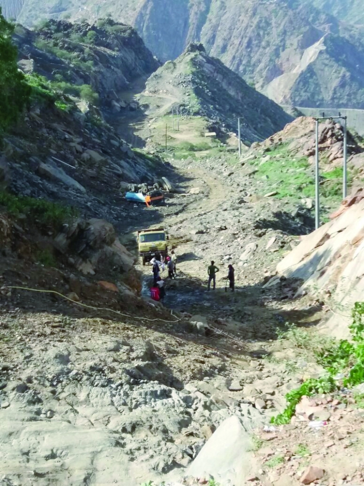 مواطنون من آل يحيى يمسحون طريق عقبة الشايف بالاسمنت                          (مكة)