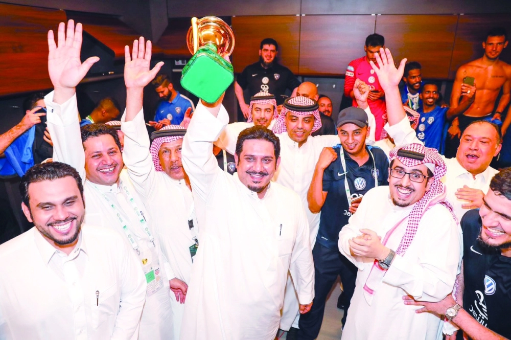 نواف بن سعد محتفلا بالكأس في غرفة اللاعبين (إعلامي الهلال)