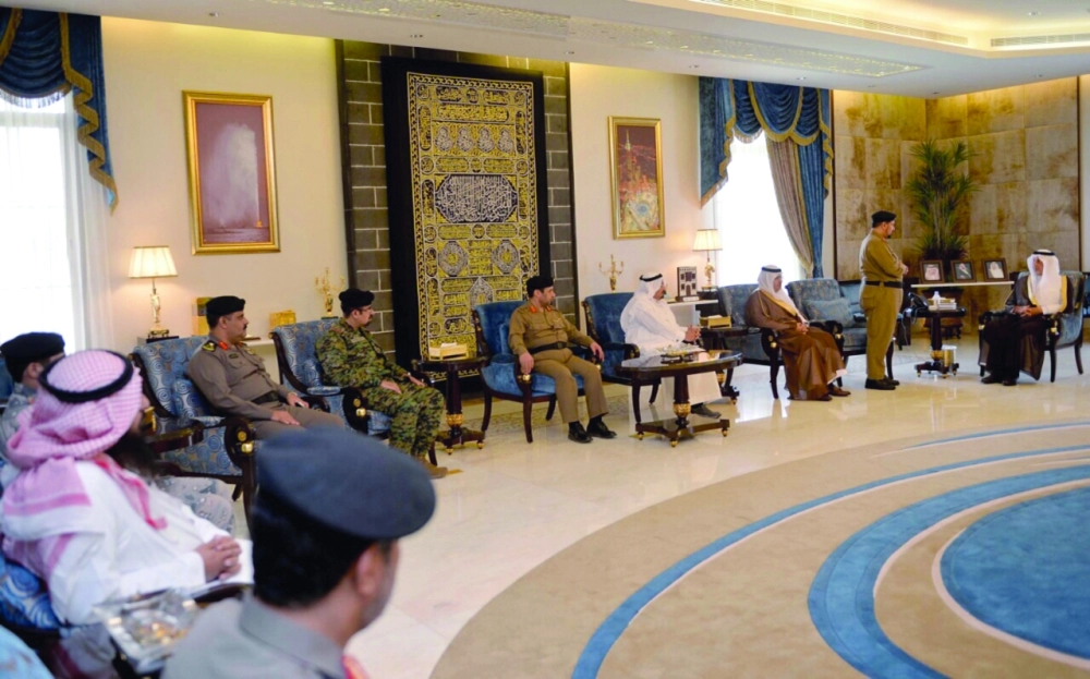 خالد الفيصل لدى استقباله رئيس وأعضاء اللجنة (مكة)