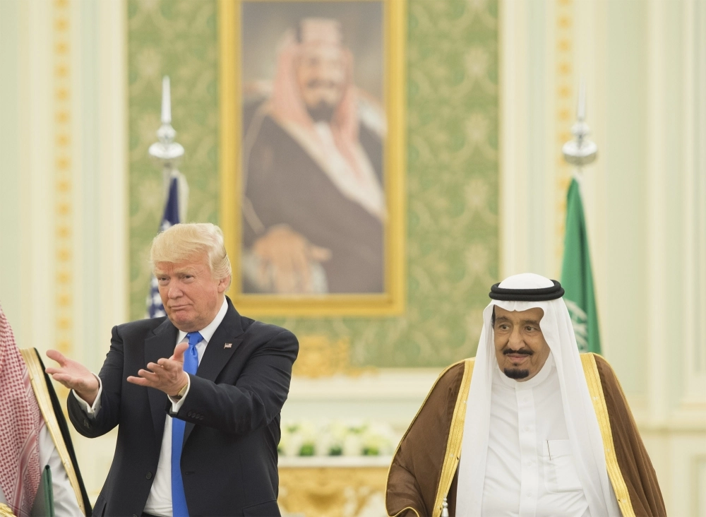 الملك سلمان وترمب بعد الإيذان بتبادل الاتفاقيات 