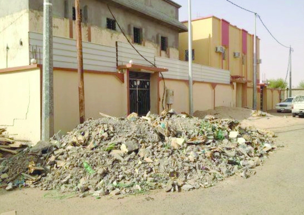                               مخلفات بناء متروكة داخل أحياء في المنطقة الشرقية                                                                            (مكة)