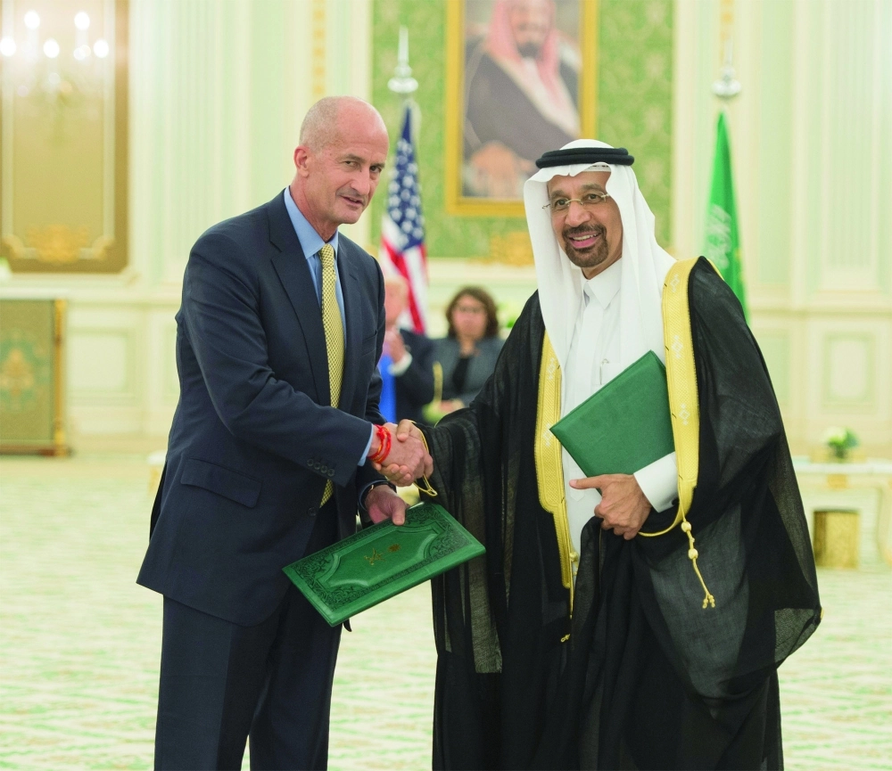 خالد الفالح وجون رايس بعد تبادل الاتفاقية (بندر الجلعود)