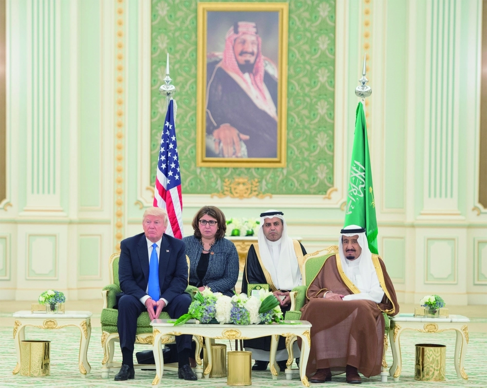 الملك سلمان وترمب خلال مراسم التوقيع                                                                                                             (بندر الجلعود)
