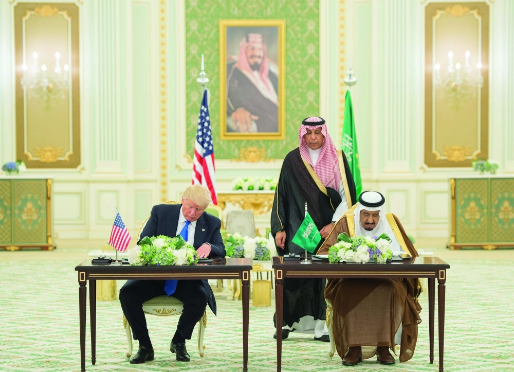 خادم الحرمين والرئيس الأمريكي لحظة توقيع اعلان الرؤية المشتركة