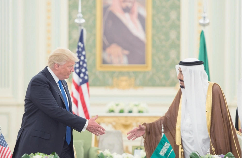 الملك سلمان ودونالد ترمب بعد توقيع الإعلان عن الشراكة في قصر اليمامة بالرياض أمس (بندر الجلعود)