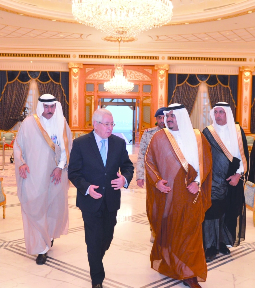 رئيس مجلس الأمة الجزائرية عبدالقادر بن صالح لدى وصوله الرياض (واس)