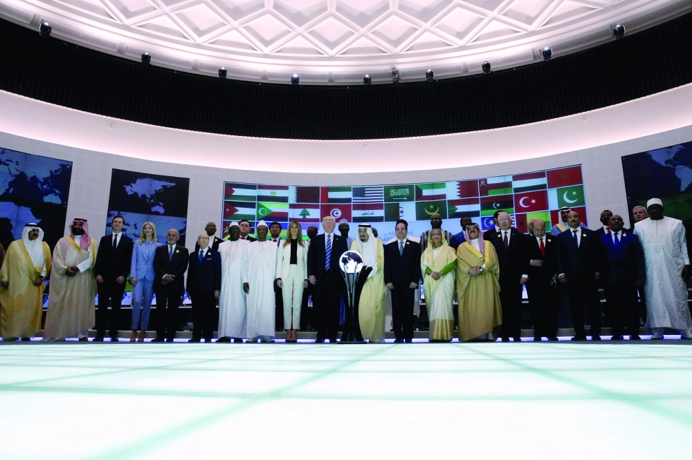 الملك سلمان وترمب بحضور قادة الدول الإسلامية خلال تدشين اعتدال (رويترز) 