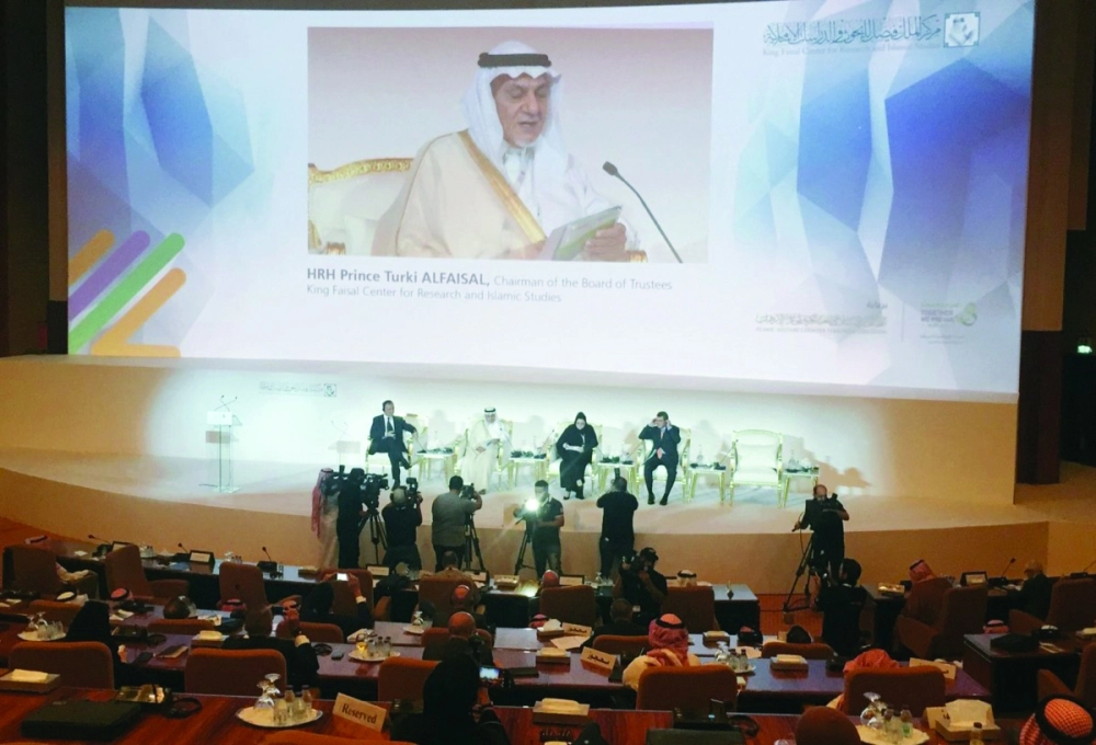 تركي الفيصل يتحدث في منتدى مكافحة التطرف بالرياض أمس (مكة)