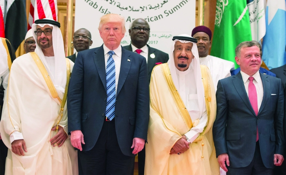 خادم الحرمين مع ترمب يتوسطان ملك الأردن وولي عهد أبو ظبي