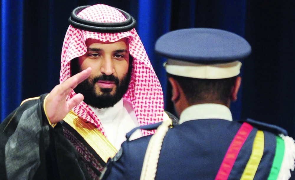 ويسلم شهادات الخريجين