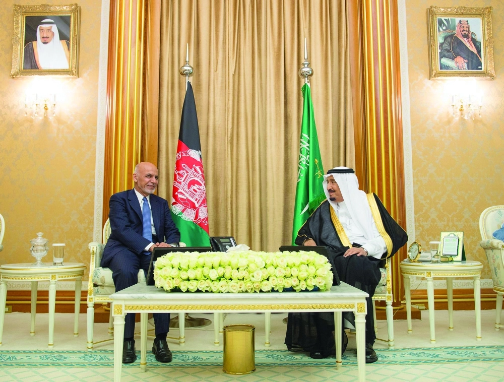 الملك سلمان مستقبلا الرئيس الأفغاني بالرياض