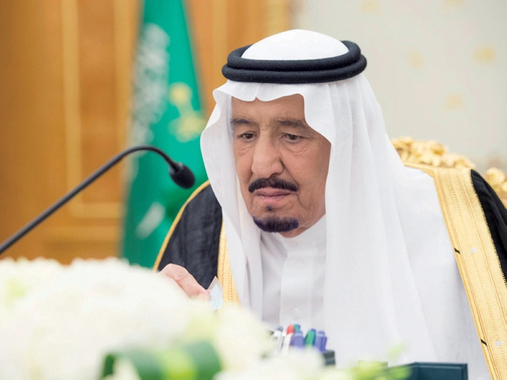 الملك سلمان مترئسا جلسة مجلس الوزرءا بالرياض أمس (واس)