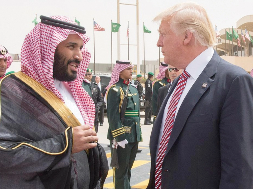 الأمير محمد بن سلمان مودعا ترمب أمس (واس)
