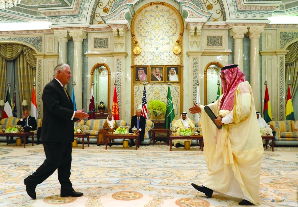 الأمير محمد بن نايف ووزير الخارجية الأمريكي ريكس تيلرسون  يتبادلان مذكرة التفاهم في الرياض الأحد الماضي     (رويترز)