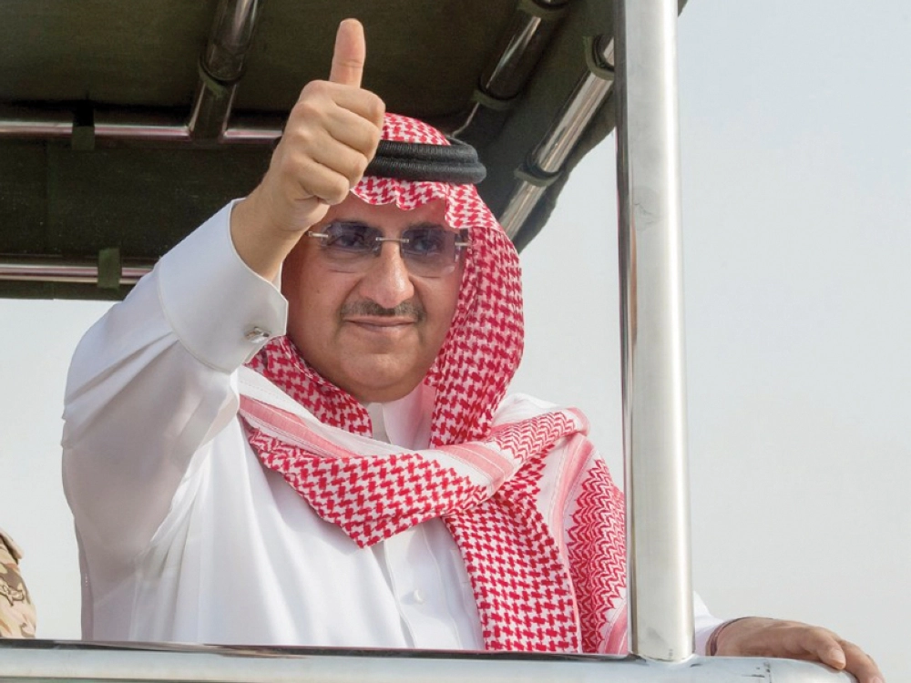 ولي العهد خلال رعايته العرض العسكري لوحدات قوات الأمن الخاصة والتطبيقات التكتيكية في مدينة الأمير نايف الأمنية بالرياض أمس (واس)