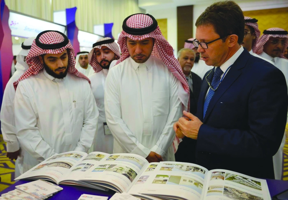 الحقيل يتابع شرح إحدى الشركات المشاركة في المعرض                                                 (مكة)