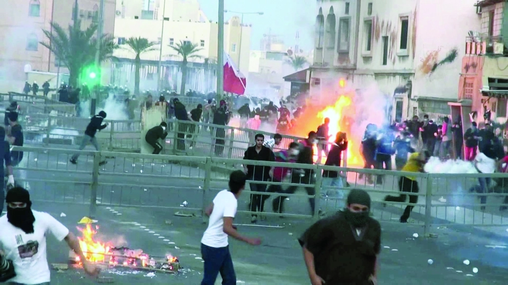 حرائق ورشق الشرطة بالحجارة في شغب بحريني سابق بالمنامة                          (مكة)