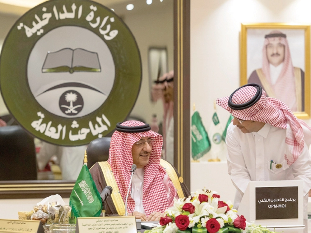 الأمير محمد بن نايف خلال تدشين الاتفاقات في الرياض                  (واس)