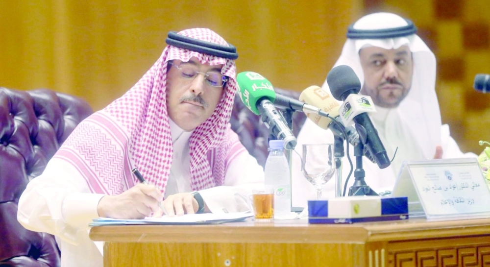 العواد خلال لقاء المثقفين في نادي جدة الأدبي أمس الأول                                                                                        (علي القرني)