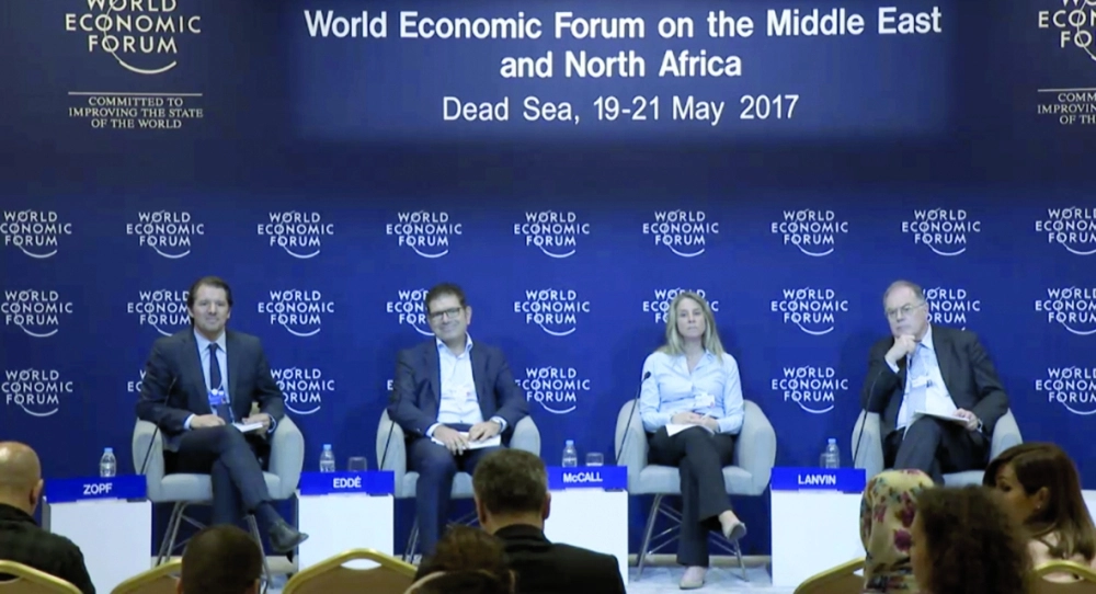 المشاركون في الدراسة أثناء عرضها بالمنتدى الاقتصادي في الأردن                                                       (مكة)