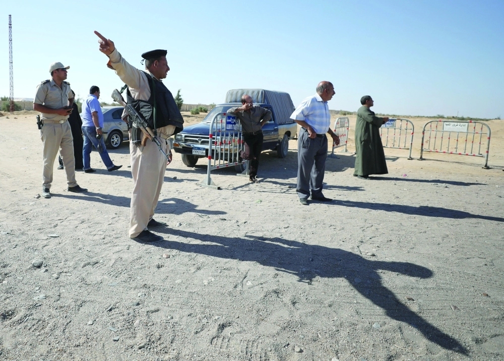 حراس أمن قرب موقع الهجوم  (رويترز)