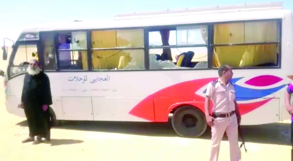 مسؤول أمن قرب حافلة كانت تقل الضحايا (إ ب أ)