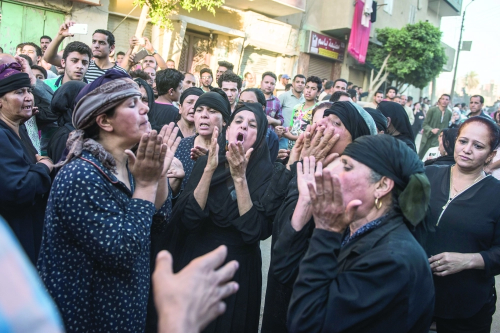 أقارب أحد الضحايا أثناء جنازته                                                             (إ ب أ)