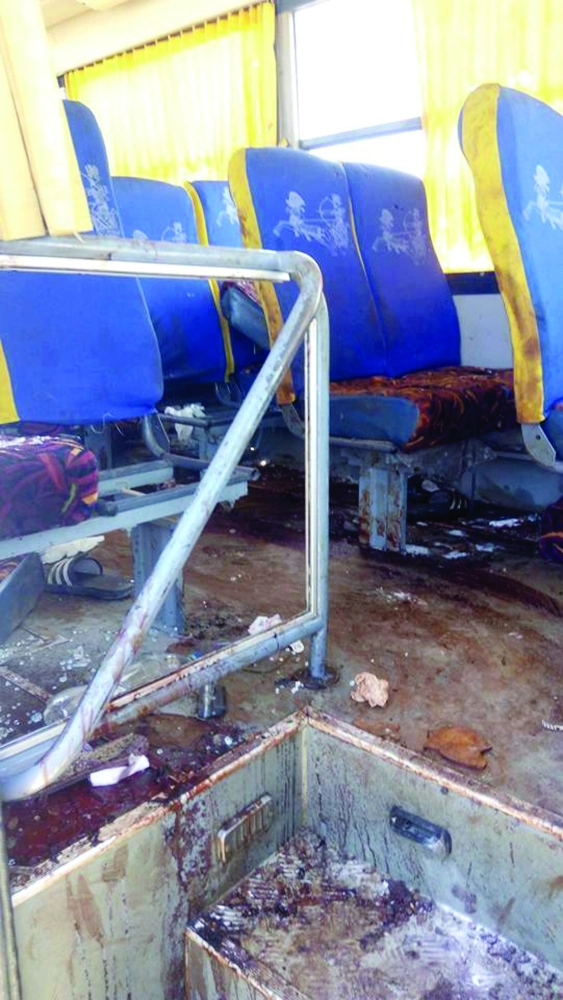 آثار الهجوم داخل إحدى الحافلات التي كانت تقل الضحايا (إ ب أ)