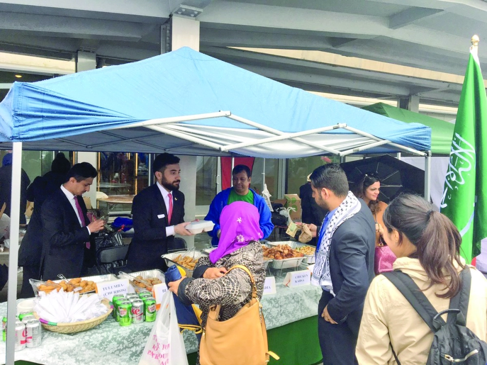 مبتعثون سعوديون في البازار                                      (مكة)