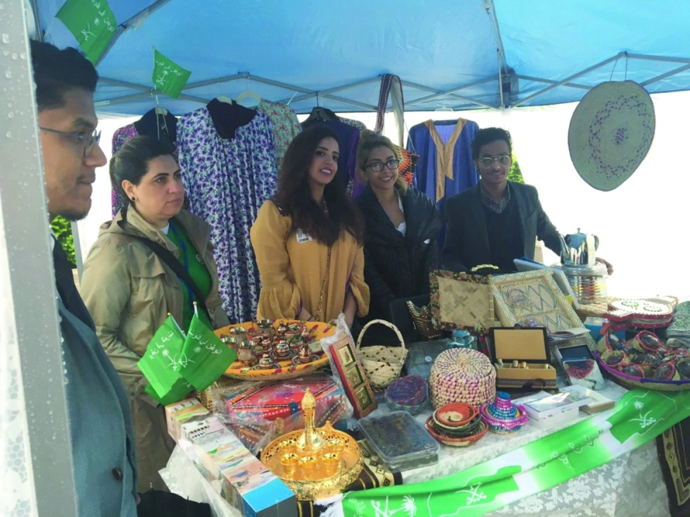 مبتعثون سعوديون في البازار   (مكة)