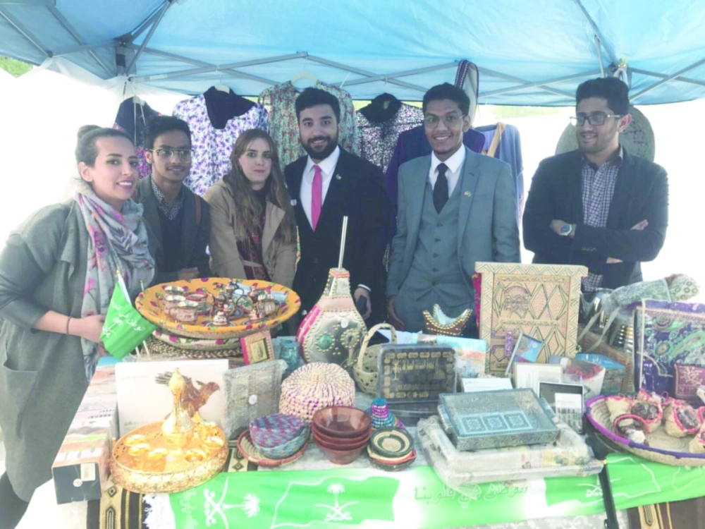 مبتعثون سعوديون في البازار   (مكة)