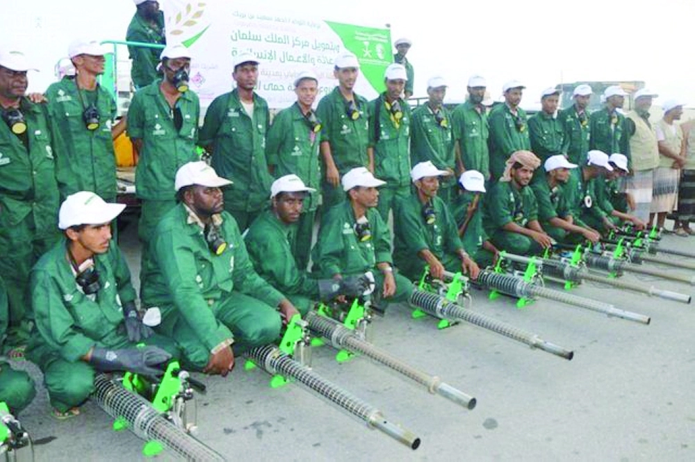 فريق حملة مركز الملك سلمان للرش الصبابي في المكلا اليمنية (واس)