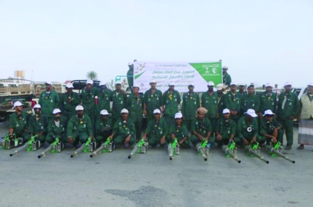 فريق حملة مركز الملك سلمان للرش الصبابي بالمكلا اليمنية (واس)