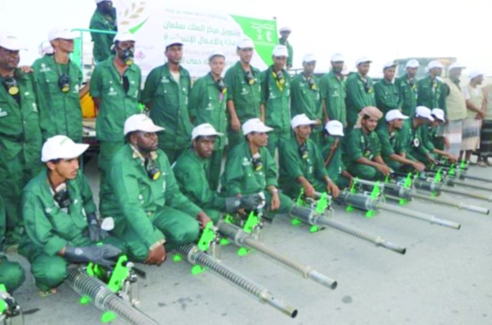 فريق حملة مركز الملك سلمان للرش الصبابي بالمكلا اليمنية (واس)