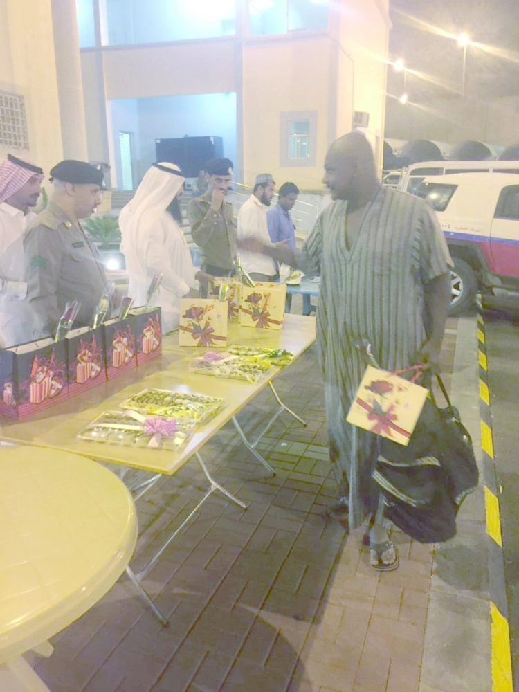 المفرج عنهم يتسلمون الهدايا      (مكة)