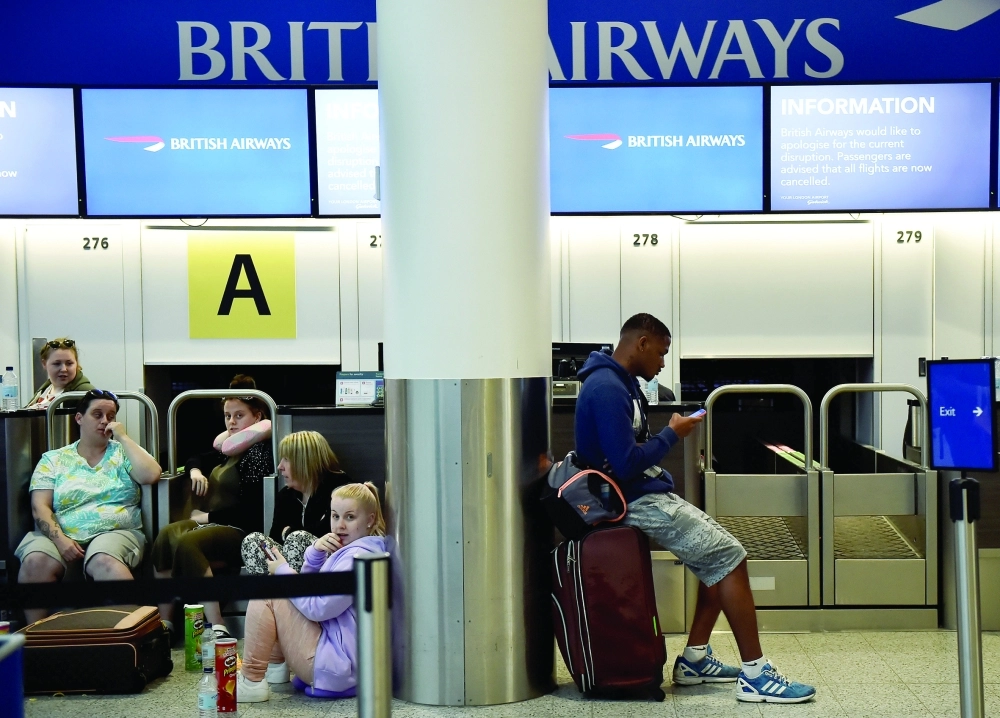 مسافرون عاجزون عن ركوب الطائرات بمطار جاتويك                (رويترز)