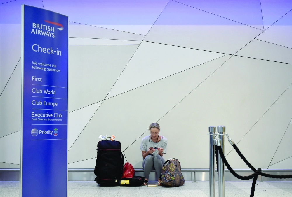 مسافرو عاجز عن ركوب الطائرة بمطار جاتويك    (رويترز)