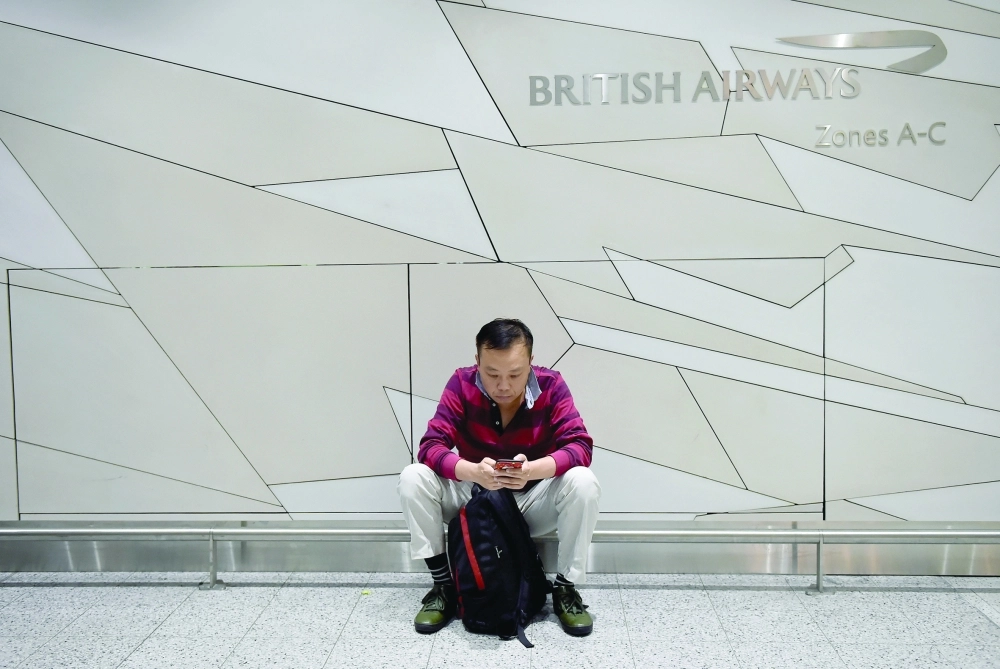 مسافر  ينتظر بمطار جاتويك    (رويترز)