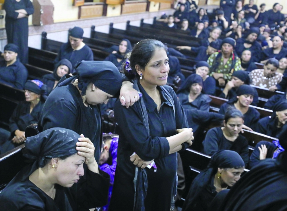 مصريات خلال مراسم تشييع جثامين حادث المنيا الإرهابي أمس  (رويترز)