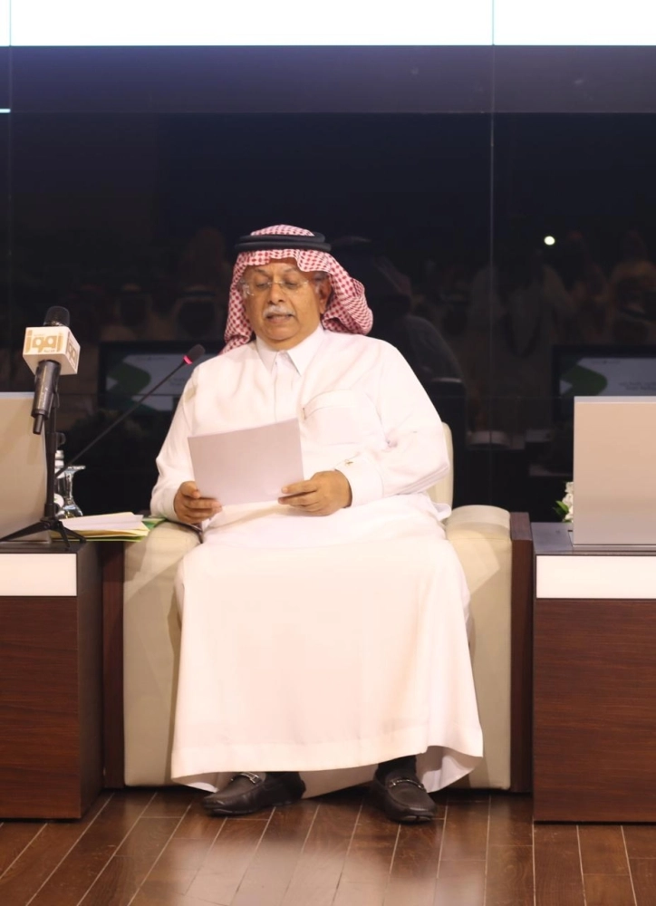 المعلمي خلال إلقائه عرضا تقديميا في الرياض أمس (مكة)