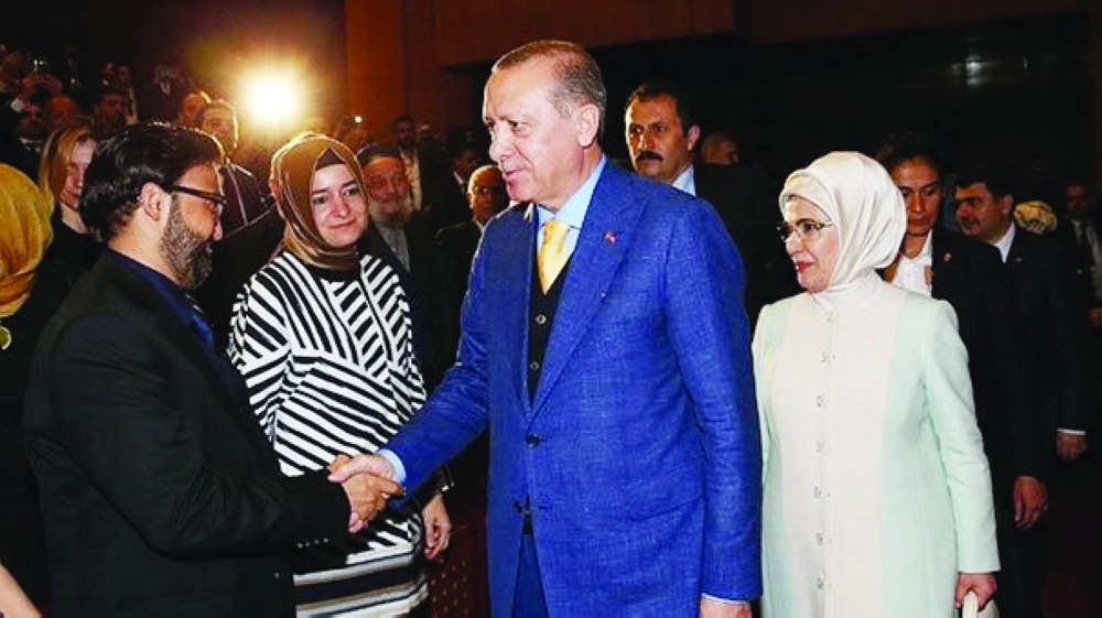 إردوغان يصافح أيمن جمال                        (مكة) 