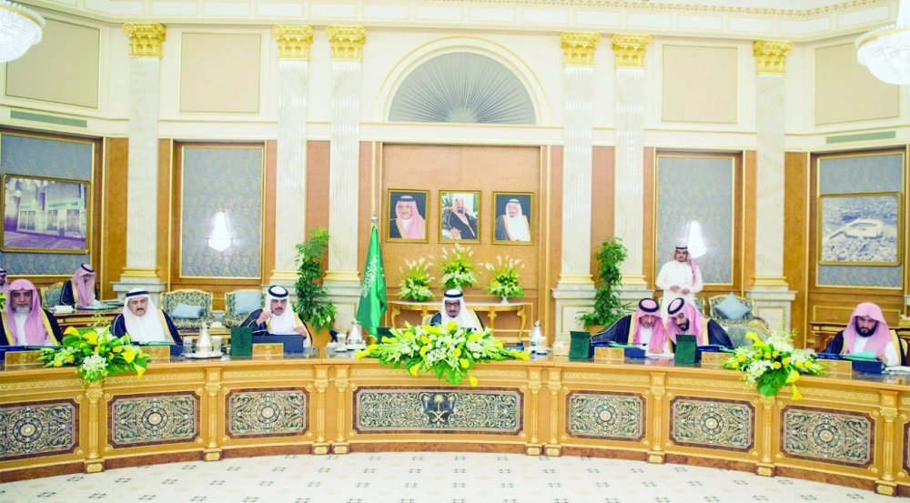 الملك سلمان خلال ترؤسه جلسة مجلس الوزراء في قصر السلام بجدة أمس   (واس)